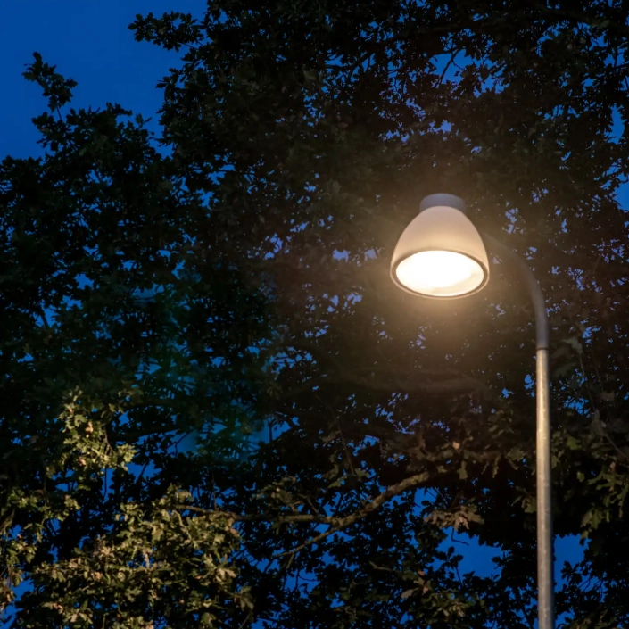 ballo-l809-mastleuchten-13 Eine Straßenlaterne in der Nacht, die hell leuchtet.
