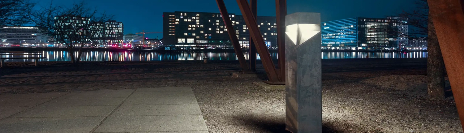 Eine nächtliche Szene mit einem modernen, geometrischen Lichtkörper.