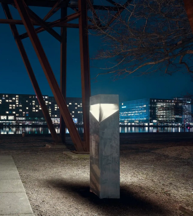 Eine nächtliche Szene mit einem modernen, geometrischen Lichtkörper.