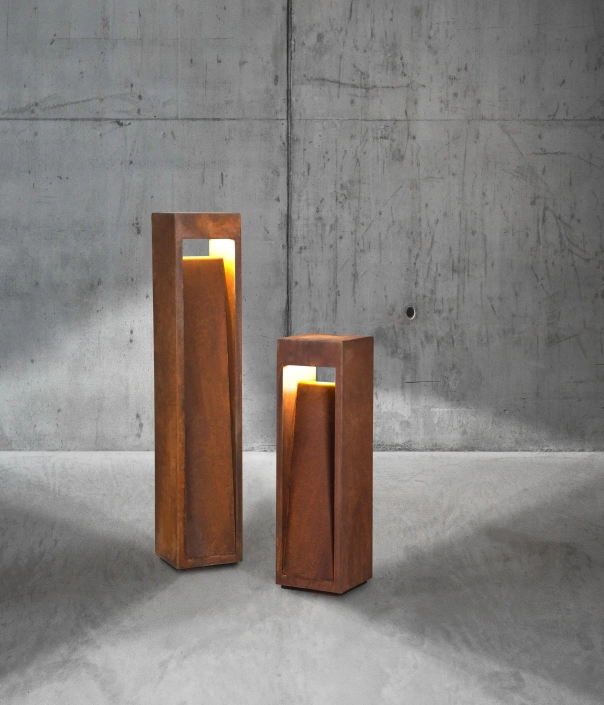 Zwei rostfarbene Lampen in moderner, rechteckiger Form mit Aussparung.