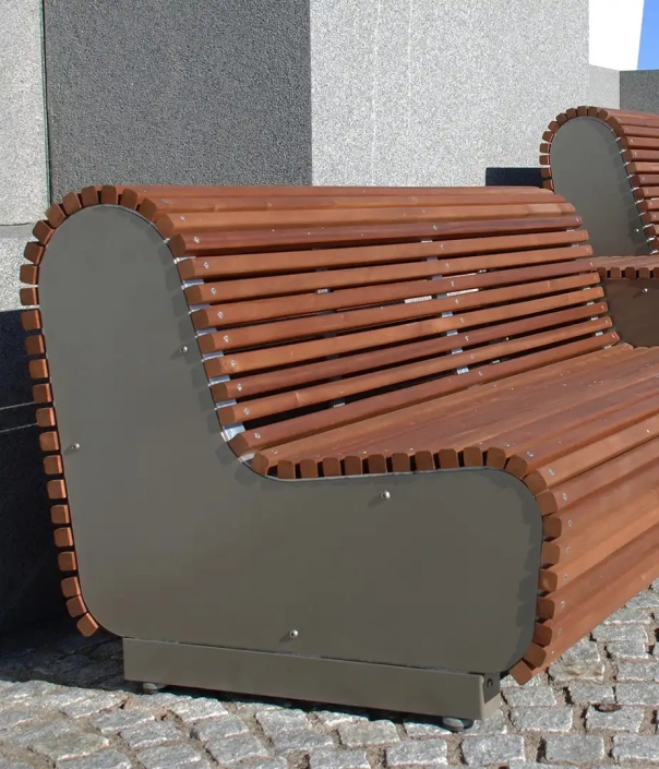 Eine moderne Außenbank aus Holz und Metall.