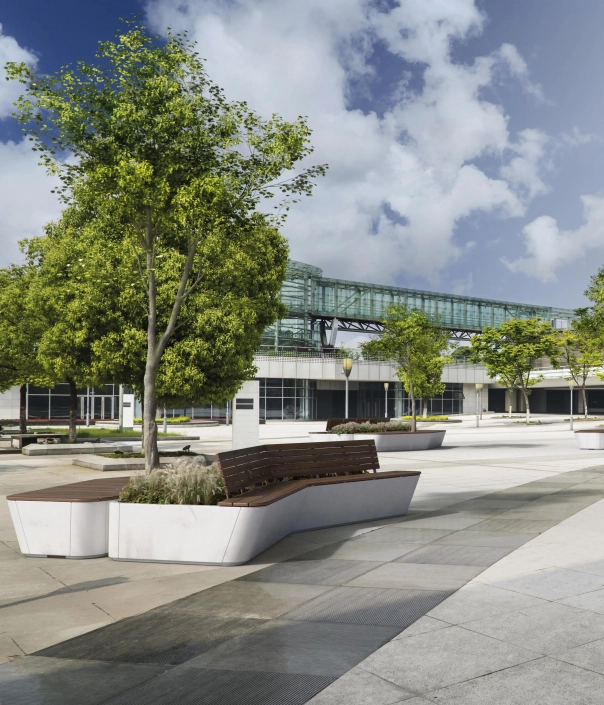 Moderne Sitzbank mit Holzlehne und integriertem Pflanzbereich in einem urbanen Platz mit Bäumen und Glasgebäuden.