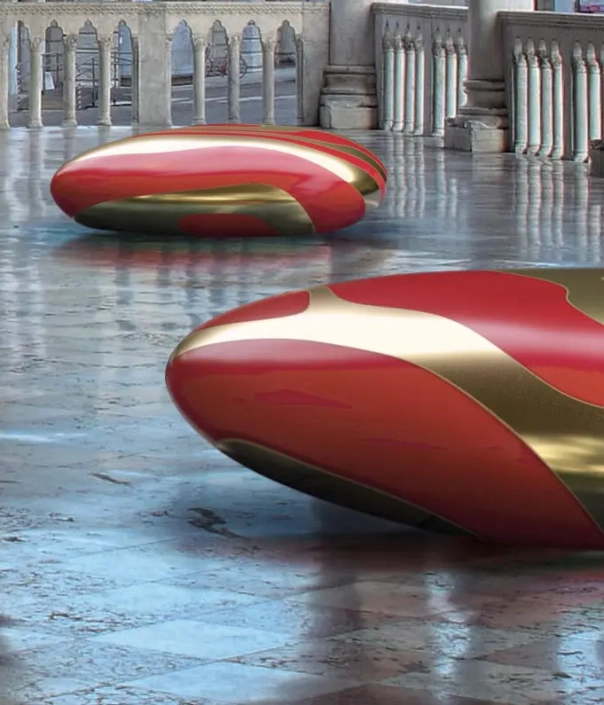 Glänzende Sitzbank in organischer Form mit einem rot-goldenen Muster in historischem Ambiente.