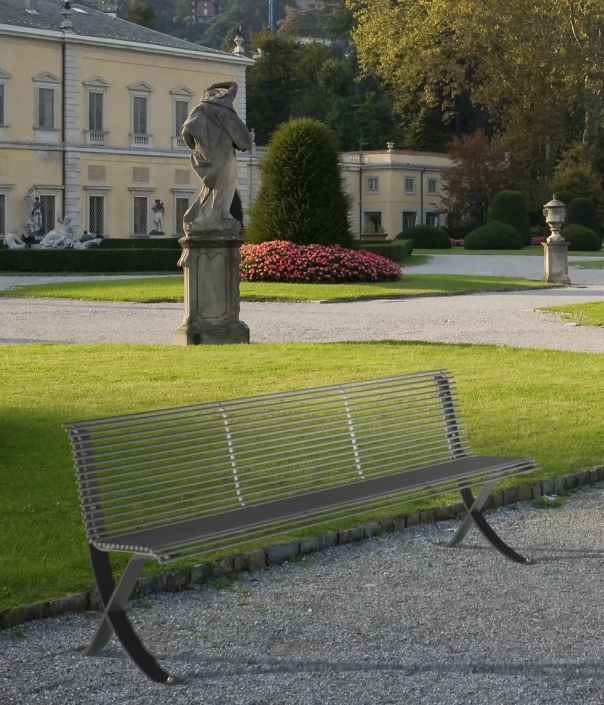 Schwarze Sitzbank mit geschwungenem Metallrahmen und Holzlatten-Sitzfläche.