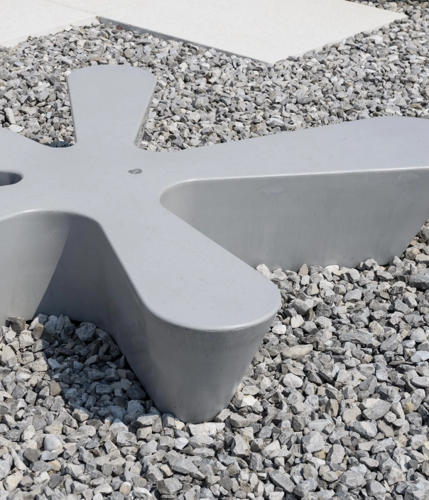 Moderne, abstrakte Form in einem Kiesbett.