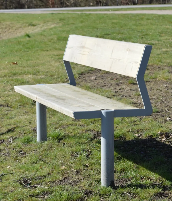 Eine moderne Holzbank mit einem gewinkelten Rückenlehne steht auf einer grünen Wiese.