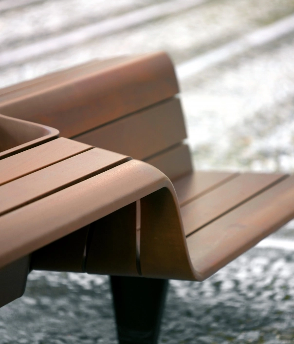 Nahaufnahme einer modernen Holzbank.