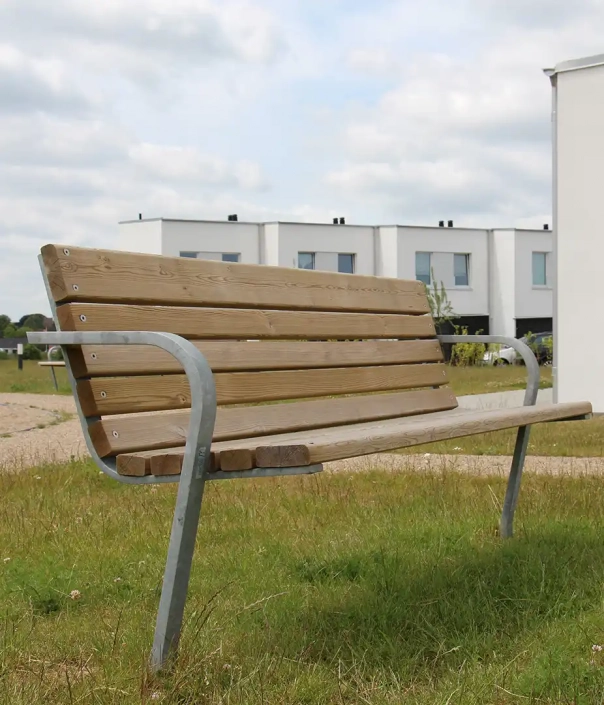 Nahaufnahme einer Parkbank aus Holz und verzinktem Metall mit ergonomischer Rückenlehne.