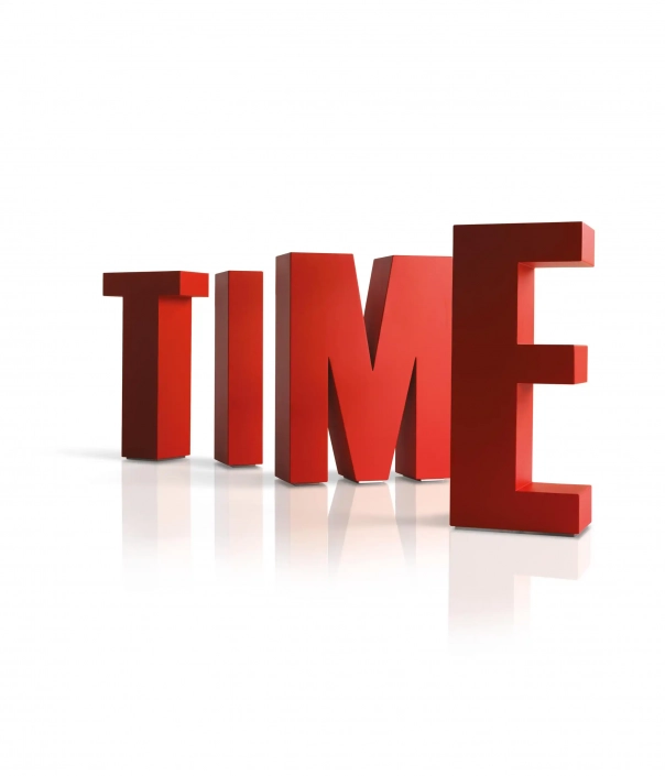 Rote 3D-Buchstaben bilden das Wort „TIME“ und dienen gleichzeitig als Sitzmöbel.