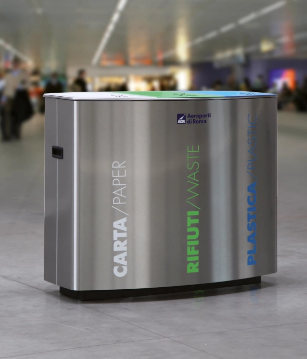 oderner Abfallbehälter zur Mülltrennung mit vier Fächern in Edelstahloptik. Beschriftet mit den Kategorien: Papier, Restmüll, Plastik, und Aluminium.