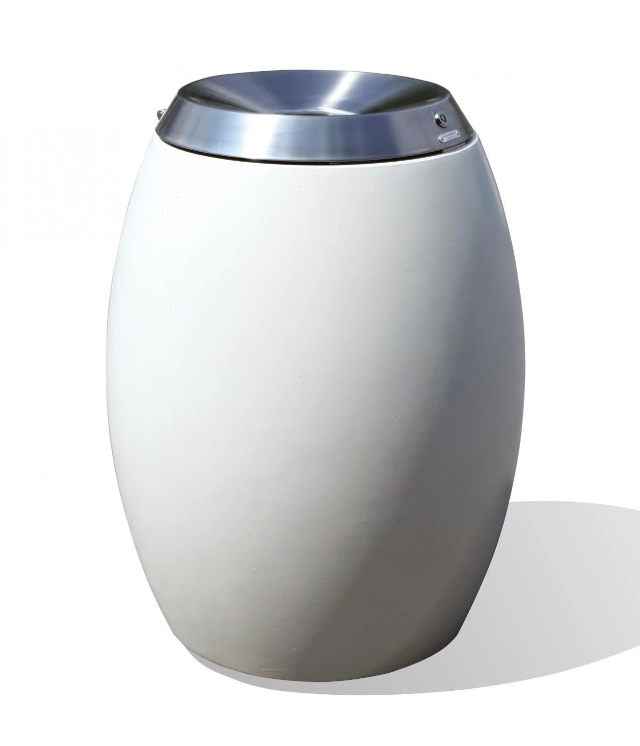 Ein moderner, ovaler Abfallbehälter aus weißem Material mit einem silbernen Deckel aus Metall.