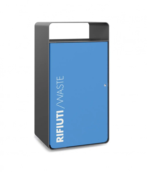 Mülltonne mit blauem Frontbereich und der Aufschrift "RIFIUTI/WASTE" in Weiß, unter einem schlichten, modernen Gehäuse.