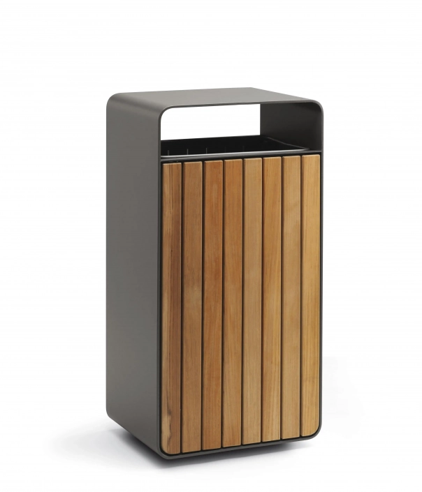 Moderner Abfallbehälter mit einem grauen Metallrahmen und einer Front aus Holzlamellen.
