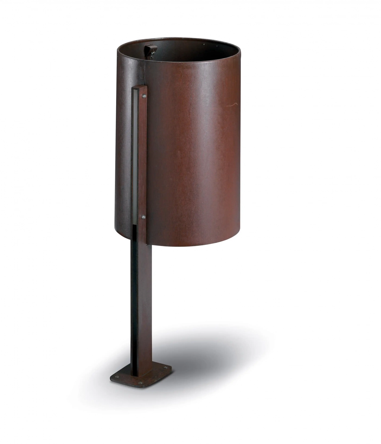 corte-abfallbehaelter-05 Eine moderne, zylindrische Lampe aus Metall in einem rustikalen Braunton, montiert auf einem schwarzen Standfuß.