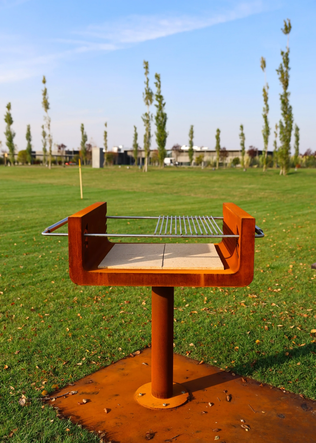Ein rustikaler Grill aus Corten-Stahl in der Frontansicht.