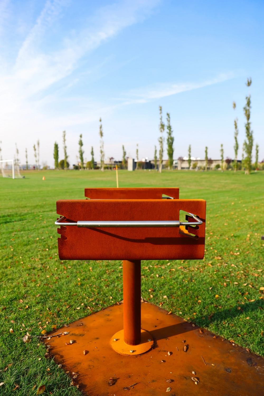 Ein rustikaler Grill aus Corten-Stahl in der Seitenansicht.