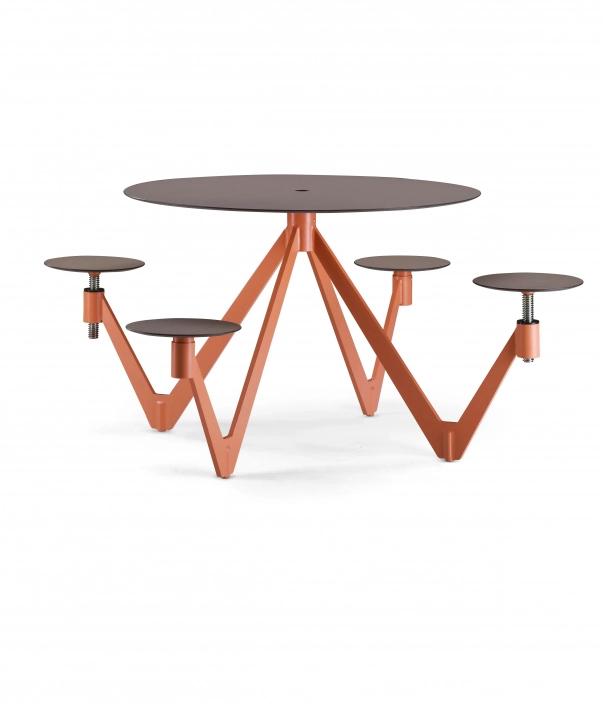 Alt-Text: Moderner Tisch mit mehreren Sitzplätzen, gestaltet für den urbanen Raum, in einem warmen Orangeton.