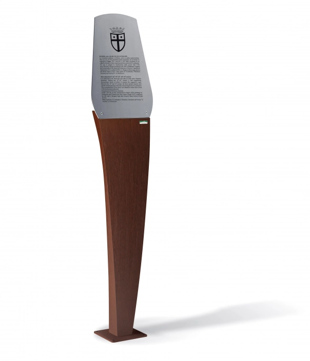 athos-hinweistafel-06 Alt-Text: Hinweis- und Informationsschild aus Holz und Metall, auf einem eleganten Standfuß montiert.