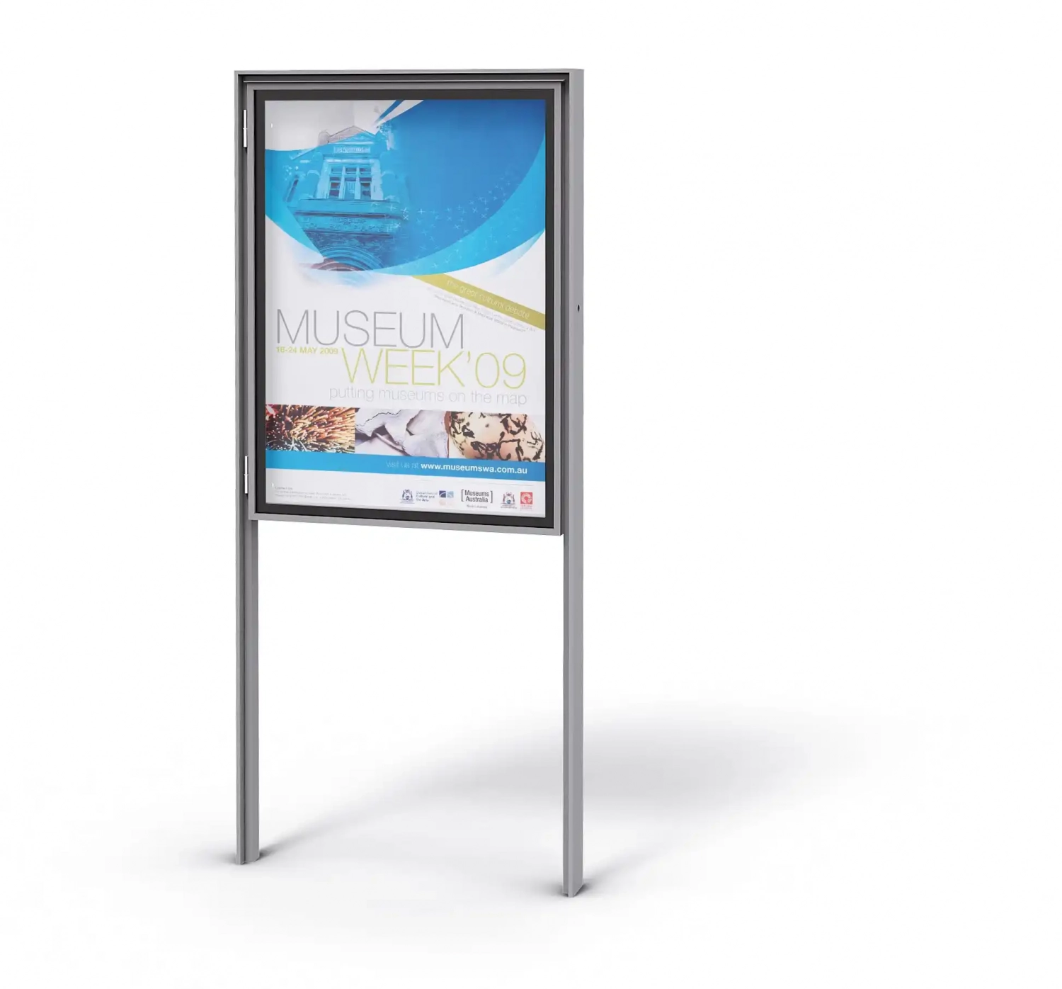 Alt-Text: Informationsschild für die Museum Week'09 mit wechselndem Poster in einem silbernen Rahmen.