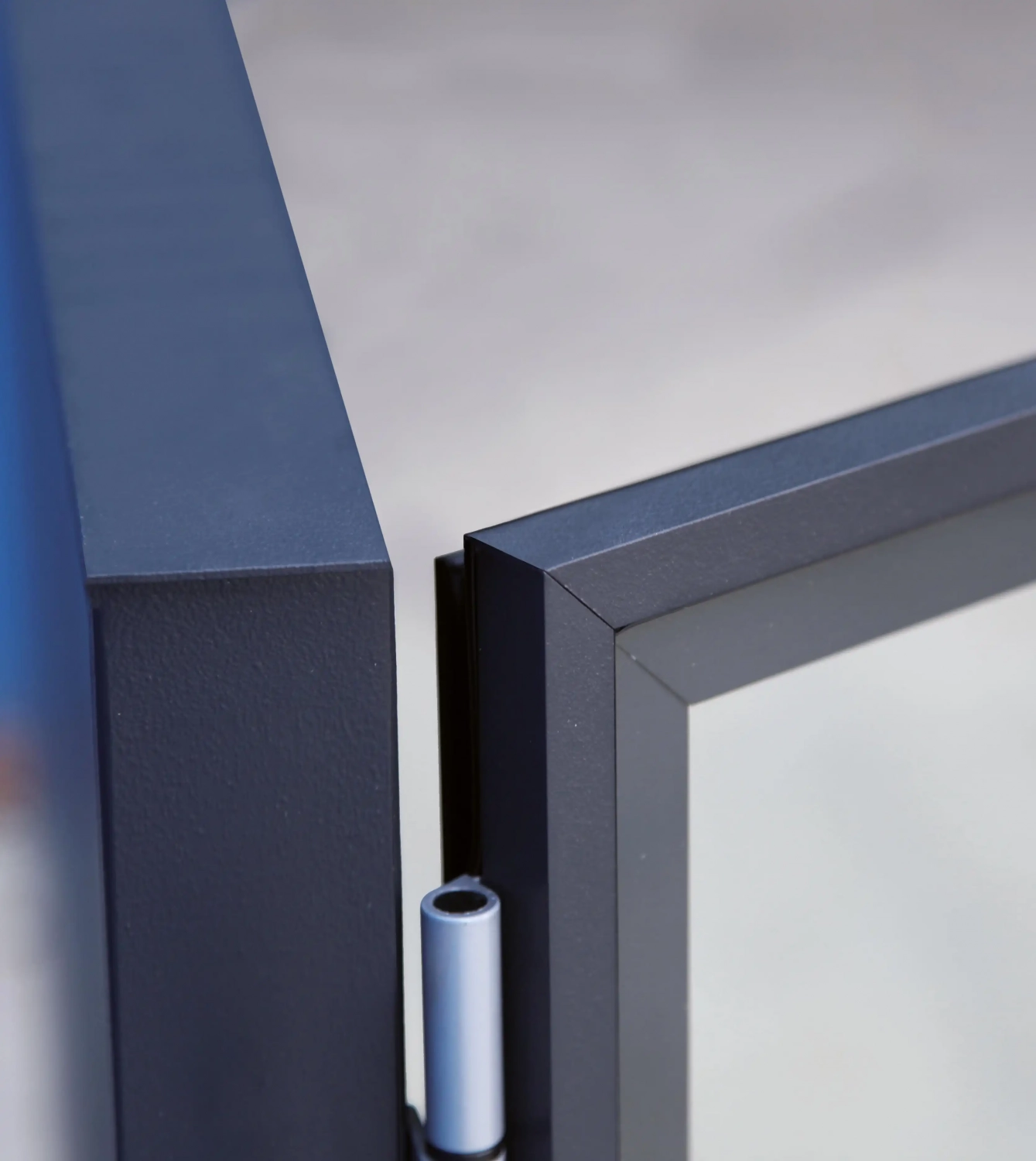 Alt-Text: Detailansicht eines schwarzen Rahmens mit einem Hinweisschild, das einen stabilen Verbindungspunkt zeigt.