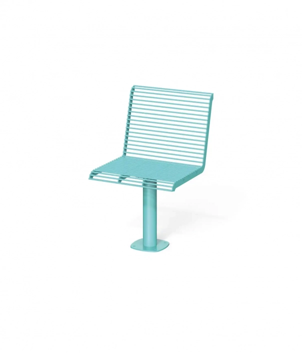 Moderne Sitzgruppe aus turquoisefarbenem Metall für den urbanen Raum, bestehend aus einem minimalistischen Stuhl mit Linienmuster.