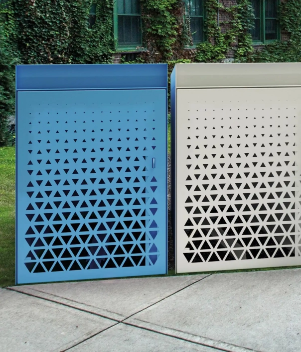 cargo-radverkehr-02 Alt-Text: Zwei moderne Fahrradeinrichtungen in verschiedenen Blautönen, darunter ein Fahrradständer und eine Fahrradpumpe, gestaltet mit geometrischen Mustern, vor einer begrünten Wand.