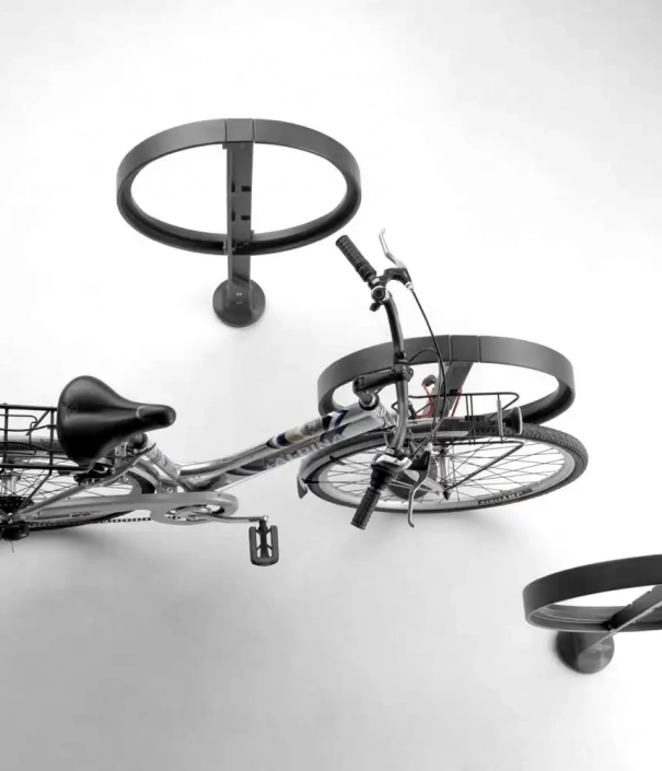 cyclus-radverkehr-02 Alt-Text: Moderne Fahrradständer an der Wand mit einem Fahrrad, das optimal gesichert ist.