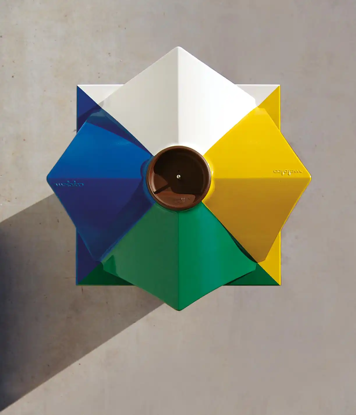 Draufsicht eines mehrfarbigen, verspielt designten Abfallbehälters.