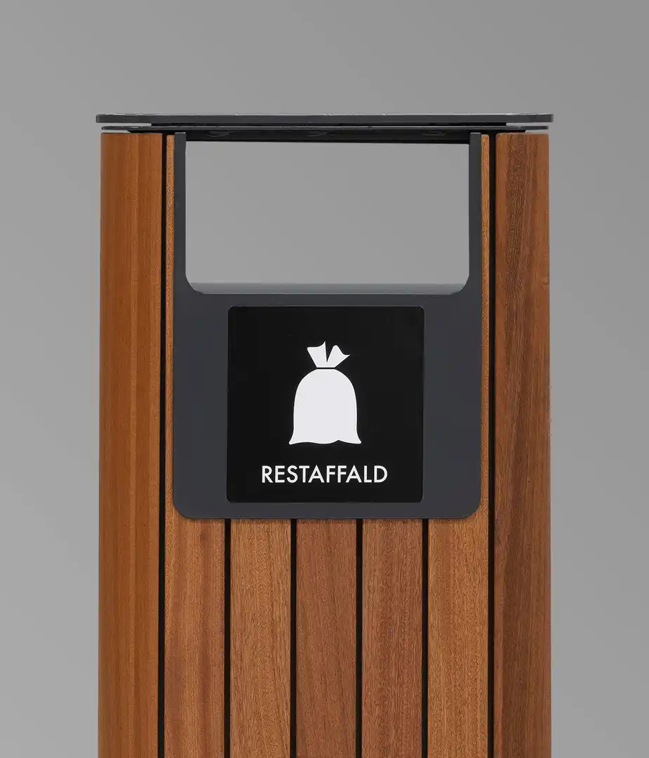 Abfalleimer aus Holz mit einer schwarzen Kennzeichnung, die das Symbol für Restmüll zeigt.