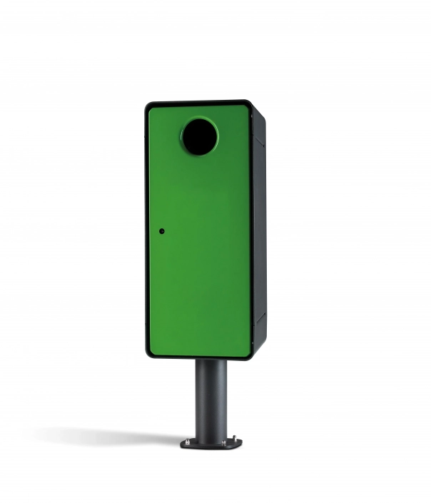 Ein grüner Abfallbehälter mit einer kreisförmigen Öffnung oben und einer kleinen Öffnung vorne.