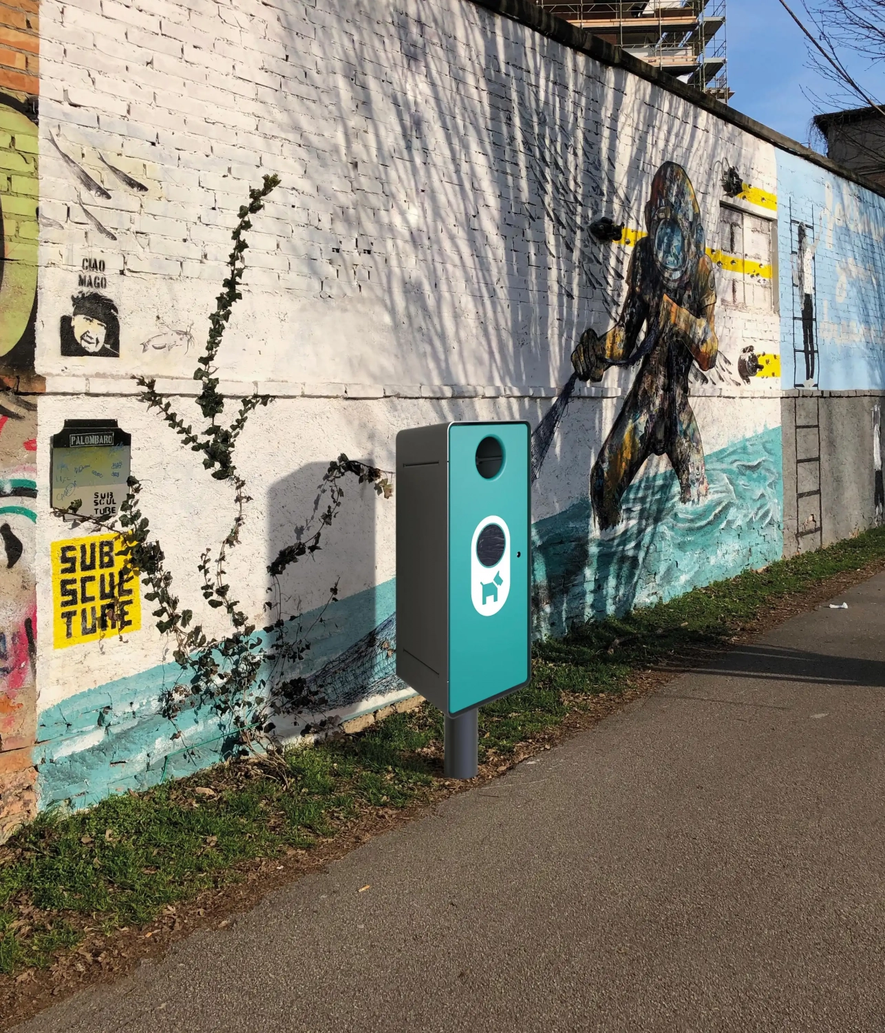 gemini-dog-abfallbehaelter-02 Ein Teilschwarz-Weiß-Wandgemälde mit bunten Farben, das einen Hund zeigt, sowie ein moderner Abfallbehälter in Türkisfarben im Vordergrund.