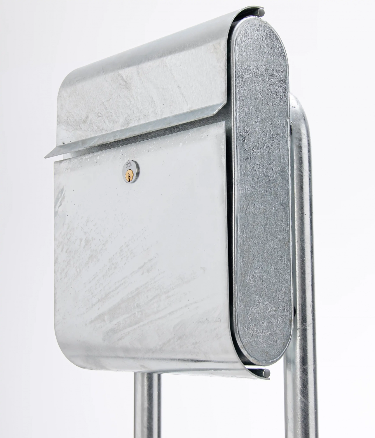 Alt-Text: Ein silberner Briefkasten aus Metall mit einem geschlossenen Deckel und einem Schlüsselverschluss, montiert auf einem stabilen Metallgestell.