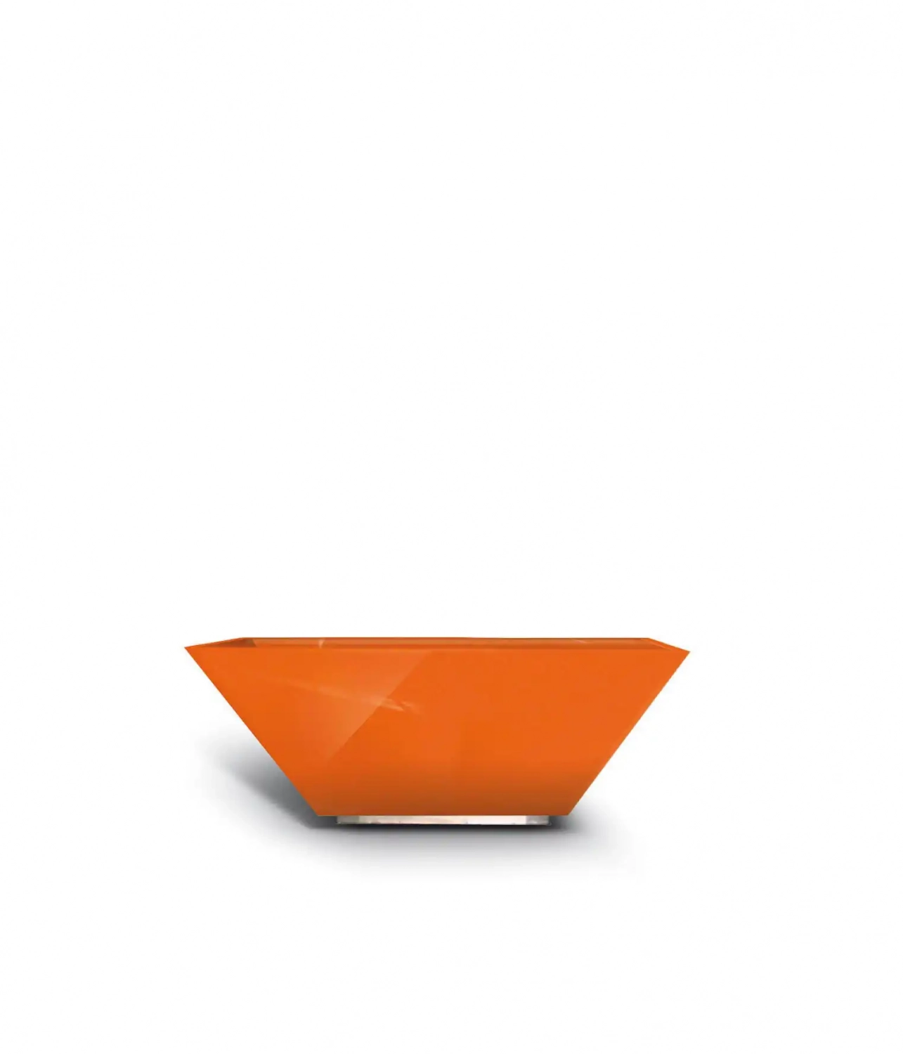 Alt-Text: "Moderner, orangefarbener Pflanzbehälter in geometrischer Form."