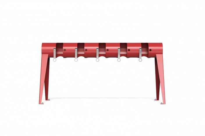 momo-radverkehr-09 Alt-Text: Roter Fahrradständer mit mehreren Halterungen zur sicheren Abstellung von Fahrrädern.