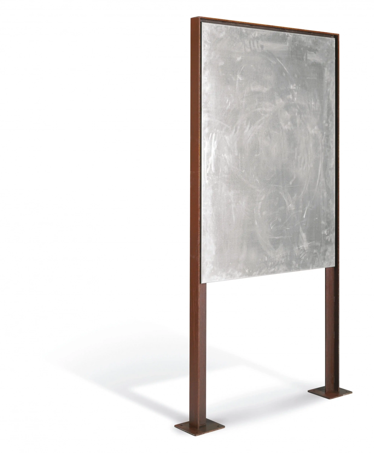 Alt-Text: Hinweis- oder Informationsschild mit einem grauen, glatten Oberflächenbereich, montiert auf einem stabilen, braunen Metallrahmen.