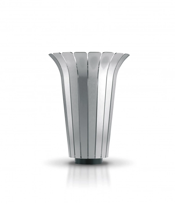 Moderner, silberner Abfallbehälter mit einer gefalteten, blütenähnlichen Form und einem stabilen, runden Boden.