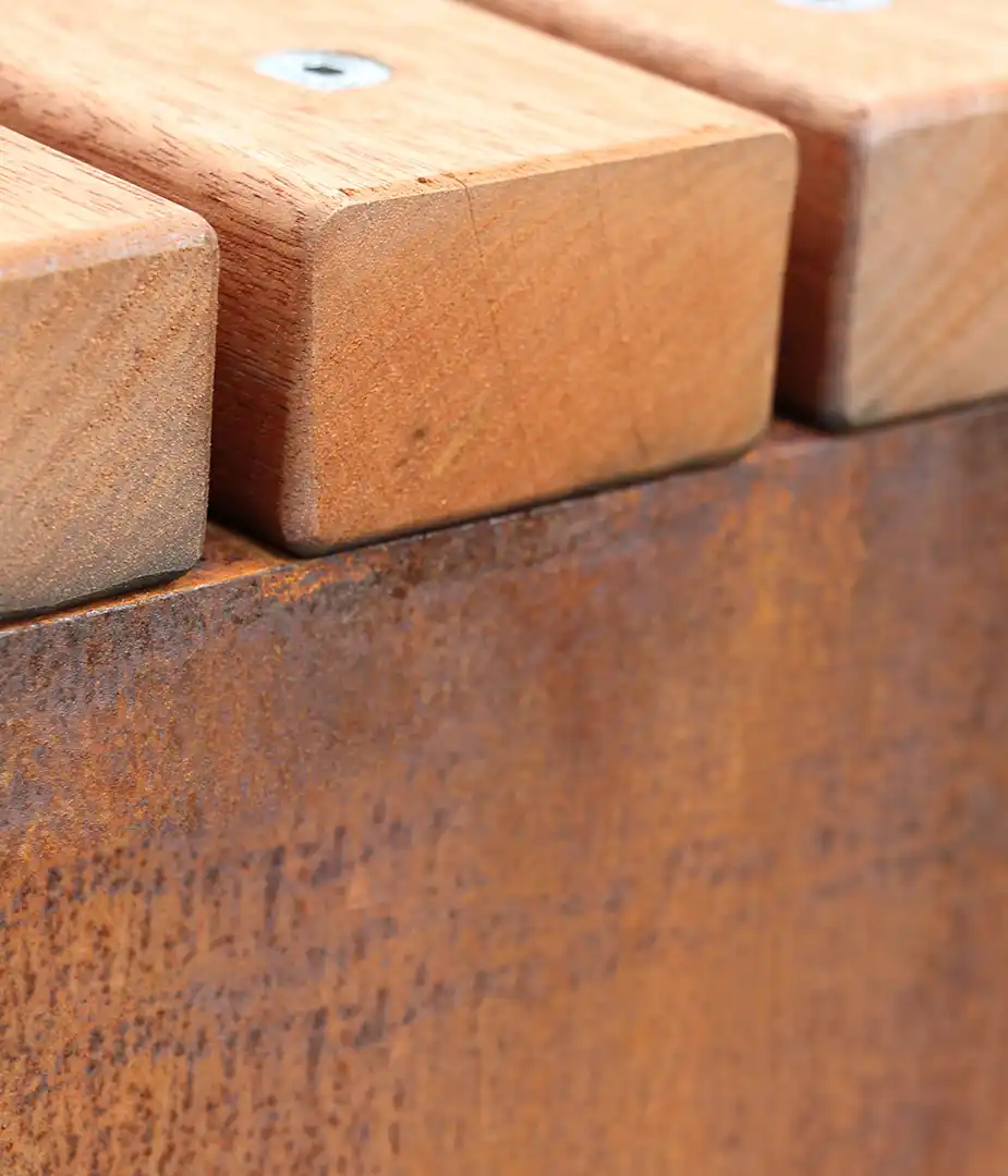 Nahaufnahme einer Tisch-Bank-Kombination aus Holz mit einer rustikalen Oberfläche und sichtbaren Holzmaserungen.